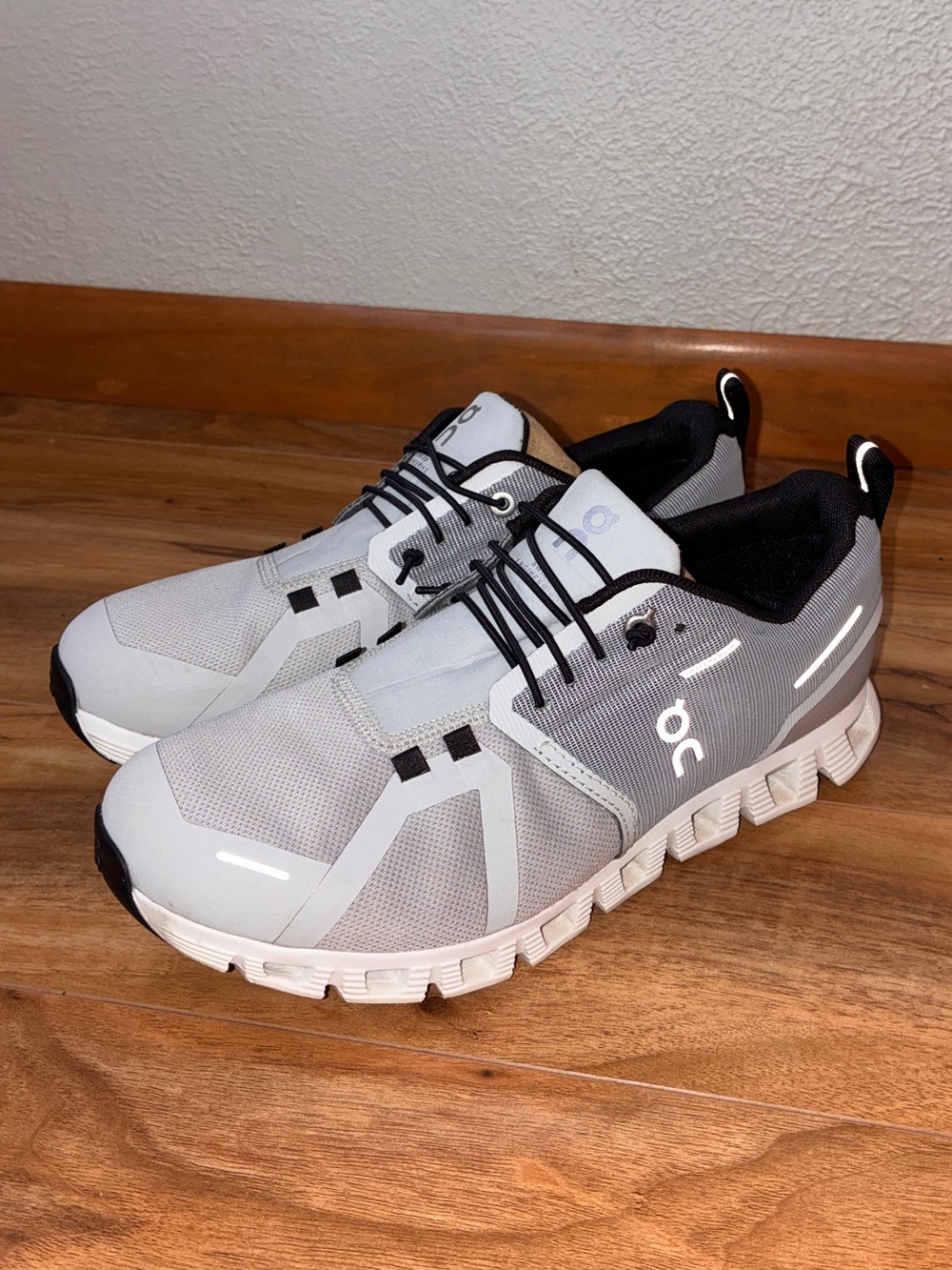 On Cloud 5 Women’s Waterproof Athletic Running Shoe Sneakers, gray- size 8.5
